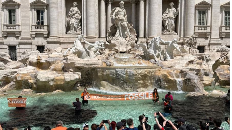 Aktivistët e klimës ndotin me qymyr shatërvanin Trevi të Romës
