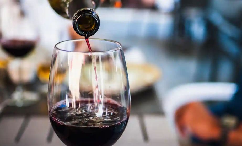 Irlandë, paralajmërimet shëndetësore për verën dhe alkoolin kthehen në ligj 