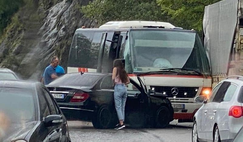 Aksident në Librazhd, furgoni humb kontrollin dhe del nga rruga