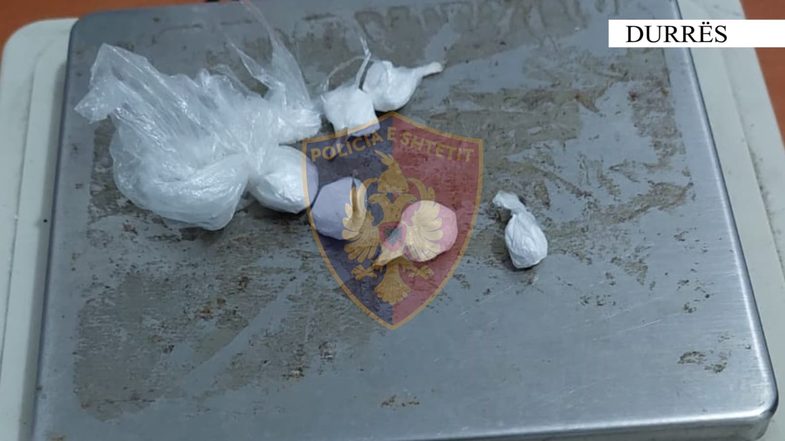 Shpërndante droga të forta, vihet në pranga një person në Durrës