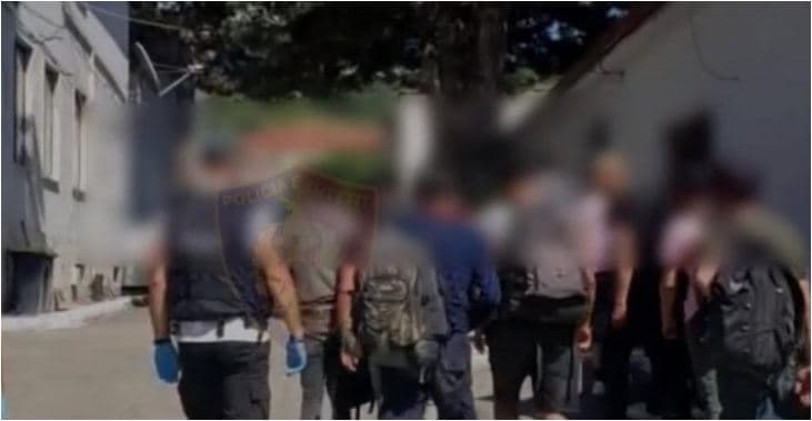 Deri në 1 mijë euro për person, kapet 28 vjeçari duke transportuar emigrantë të paligjshëm