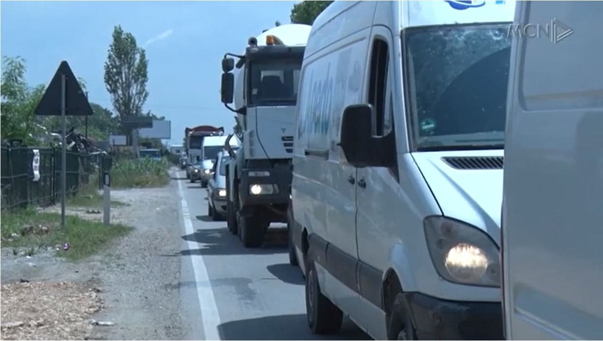 Trafik kilometrik në Fushë-Krujë. Shoferët: Nuk e dinim që do kishte punime