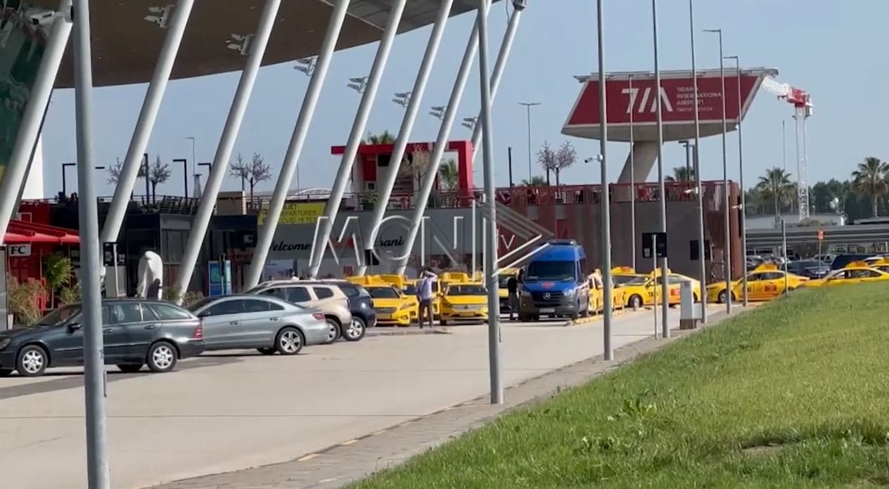 Hiqet monopoli i taksive në Rinas. Koncensionari nuk zbaton vendimin e “konkurrencës” (VIDEO)