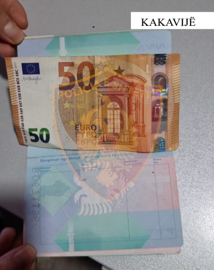 Tenton të korruptojë policin në Kakavijë, për të dalë në mënyrë të parregullt nga Shqipëria/ Procedohet i riu