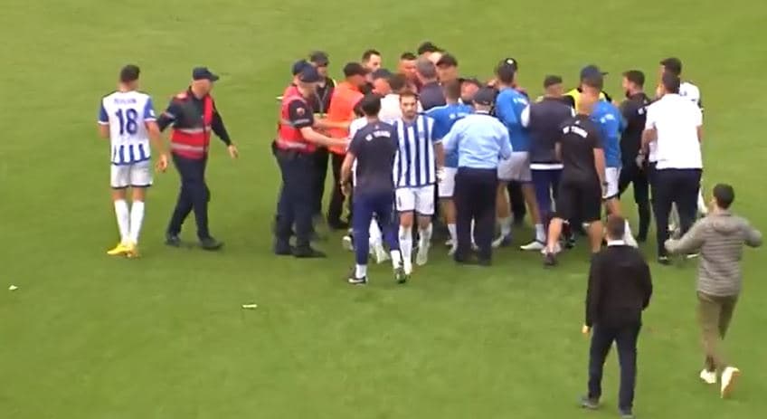 U futën në fushë për të sulmuar arbitrin, Policia shoqëron tifozët e Tiranës