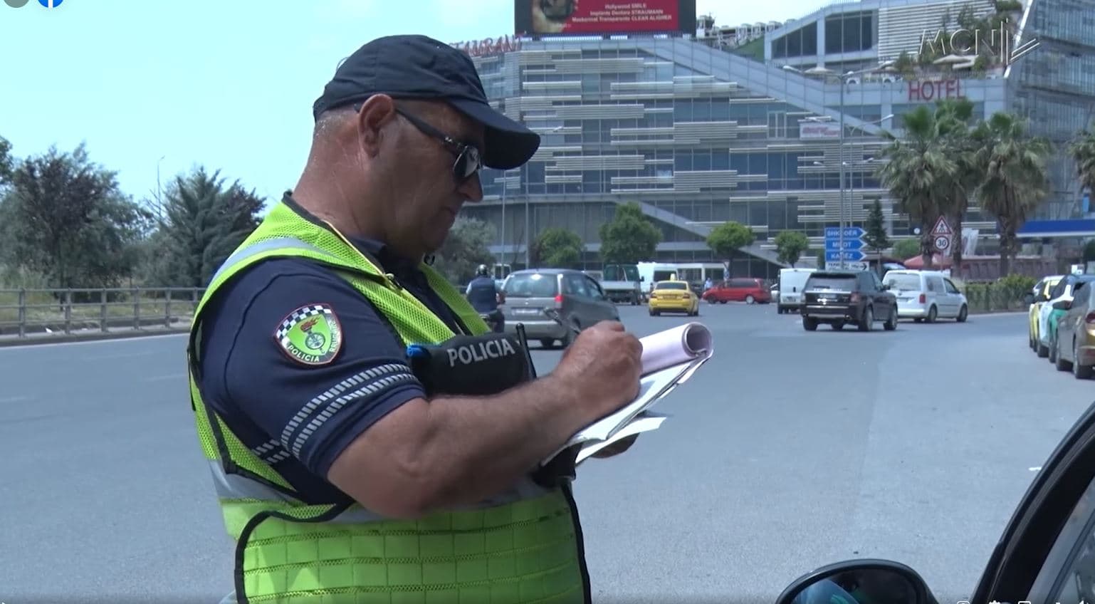     Policia dyfishon gjobat pas zgjedhjeve/ Tre patrulla te kthesa e Kamzës, blindohen kryqëzimet (VIDEO)