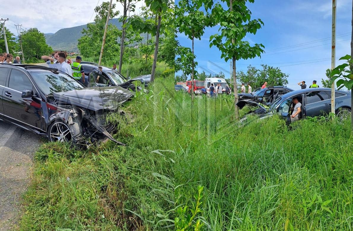 Përplasen dy makina në Laç-Mamurras, plagosen 3 të rinj 
