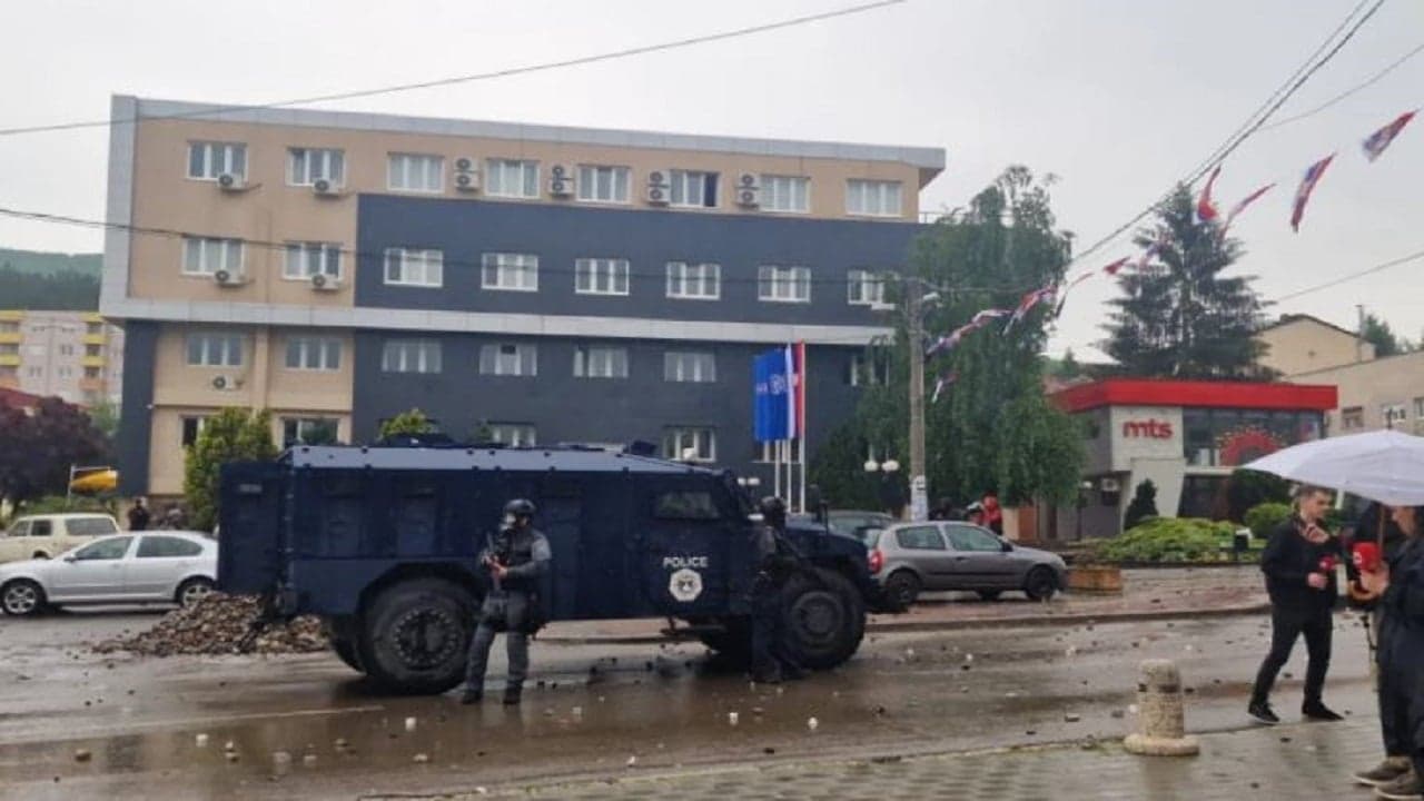 Kryetarët hyjnë në godinat komunale mes tensionesh/ Beogradi vendos ushtrinë në gatishmëri