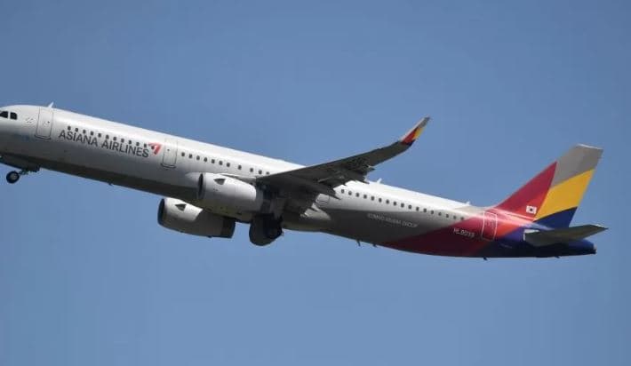 Hapi derën e avionit gjatë fluturimit, arrestohet pasagjeri 30-vjeçar