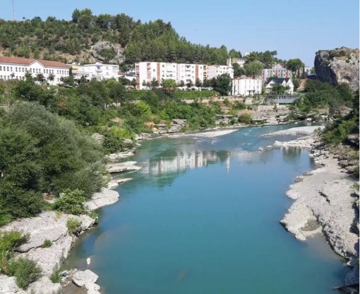 Përmet, hidhet në lumë një grua e moshuar