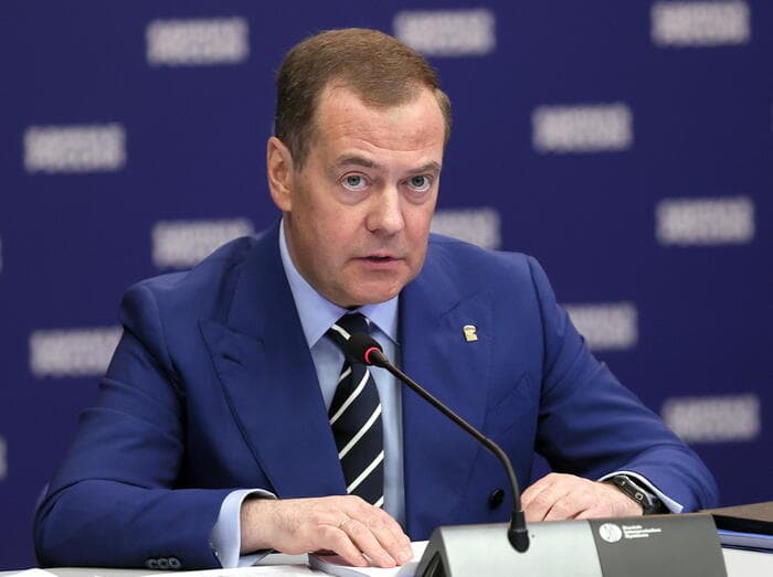 Medvedev: Bisedime të pamundura me Zelenskyn në pushtet