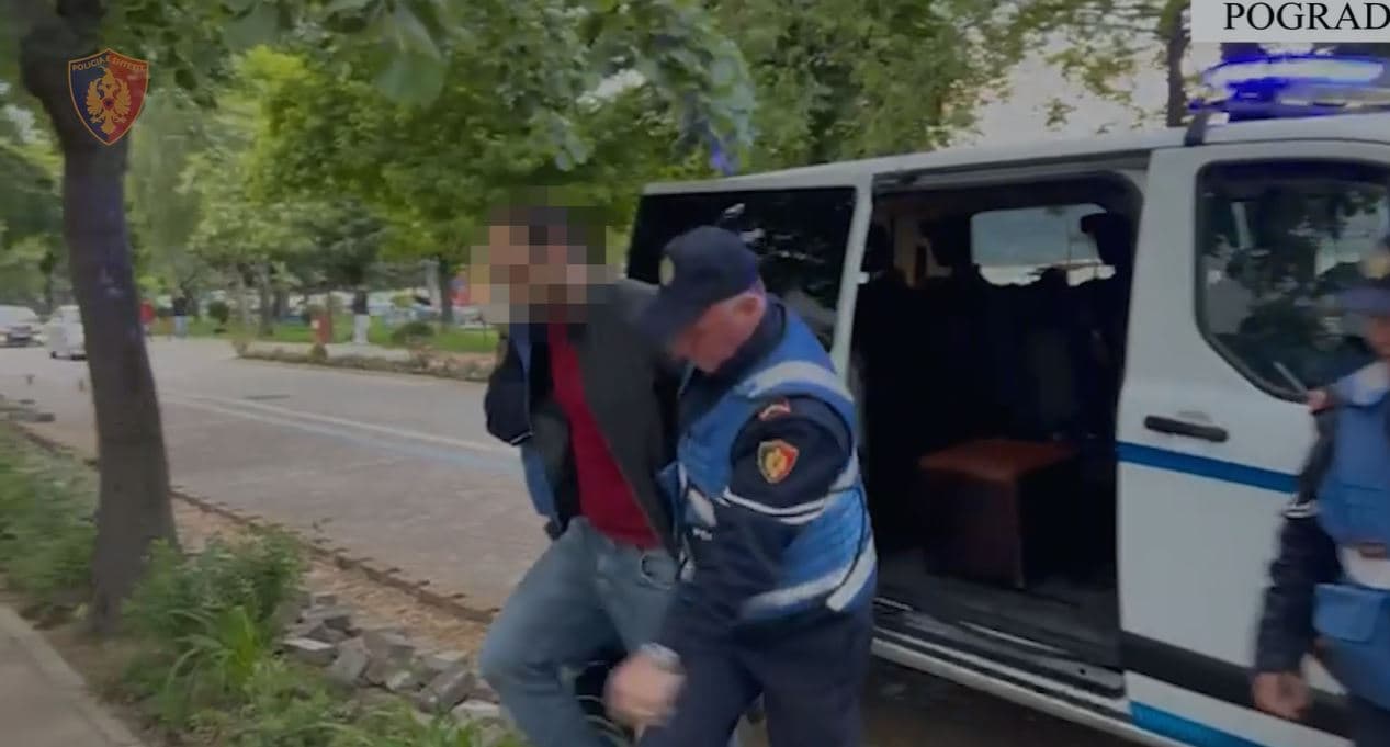 Tenton të vrasë me sëpatë fqinjin, e lë të plagosur/ Arrestohet i dyshuari në Pogradec