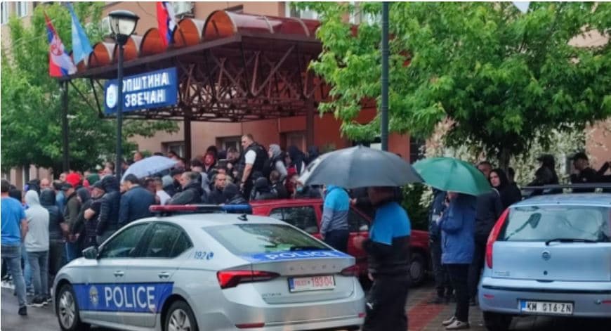  Tensione në veri/ Policia në Kosovë asiston kryetarët e komunave serbe të hyjnë në objektet komunale