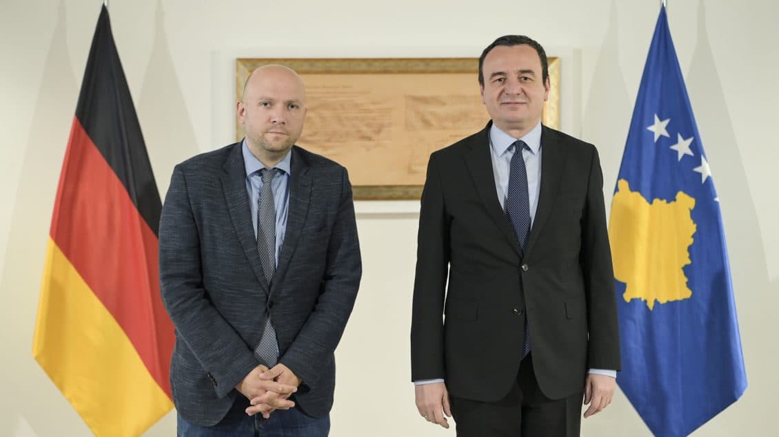 Kurti pas takimit me emisarin e Gjermanisë: Shkuarja e kryetarëve në zyrat e tyre të punës duhet të trajtohen si gjë normale