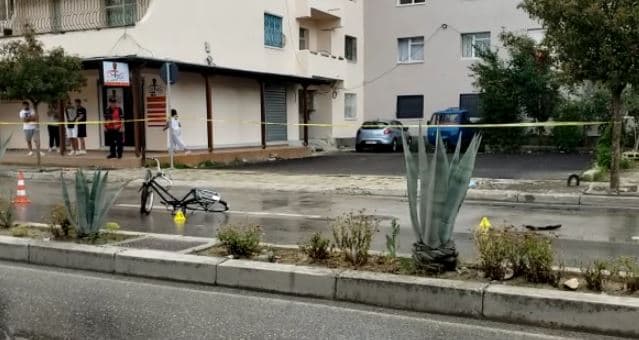 Aksident në Berat/ Makina përplas të moshuarin në vijat e bardha