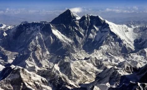 Alpinisti ngjitet në ‘kurorën e trefishtë’ të rrallë të Everestit