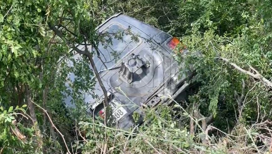 Makina del nga rruga në Lezhë, plagoset shoferi