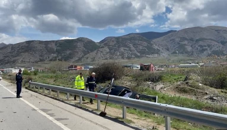 Përplasen dy makina në Korçë, tre persona përfundojnë në spital