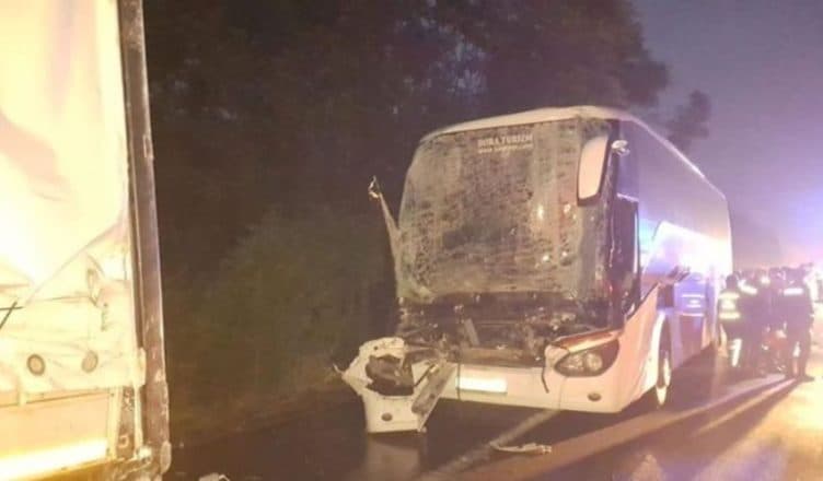 Autobusi me mbështetës të Erdoganit përplaset me kamionin, 22 të plagosur në Turqi