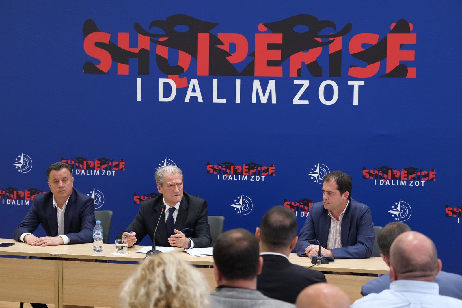 Berisha me kandidatët dhe kryetarët e bashkive: Opozita i dha fund monizmit të plotë në parlamentet lokale