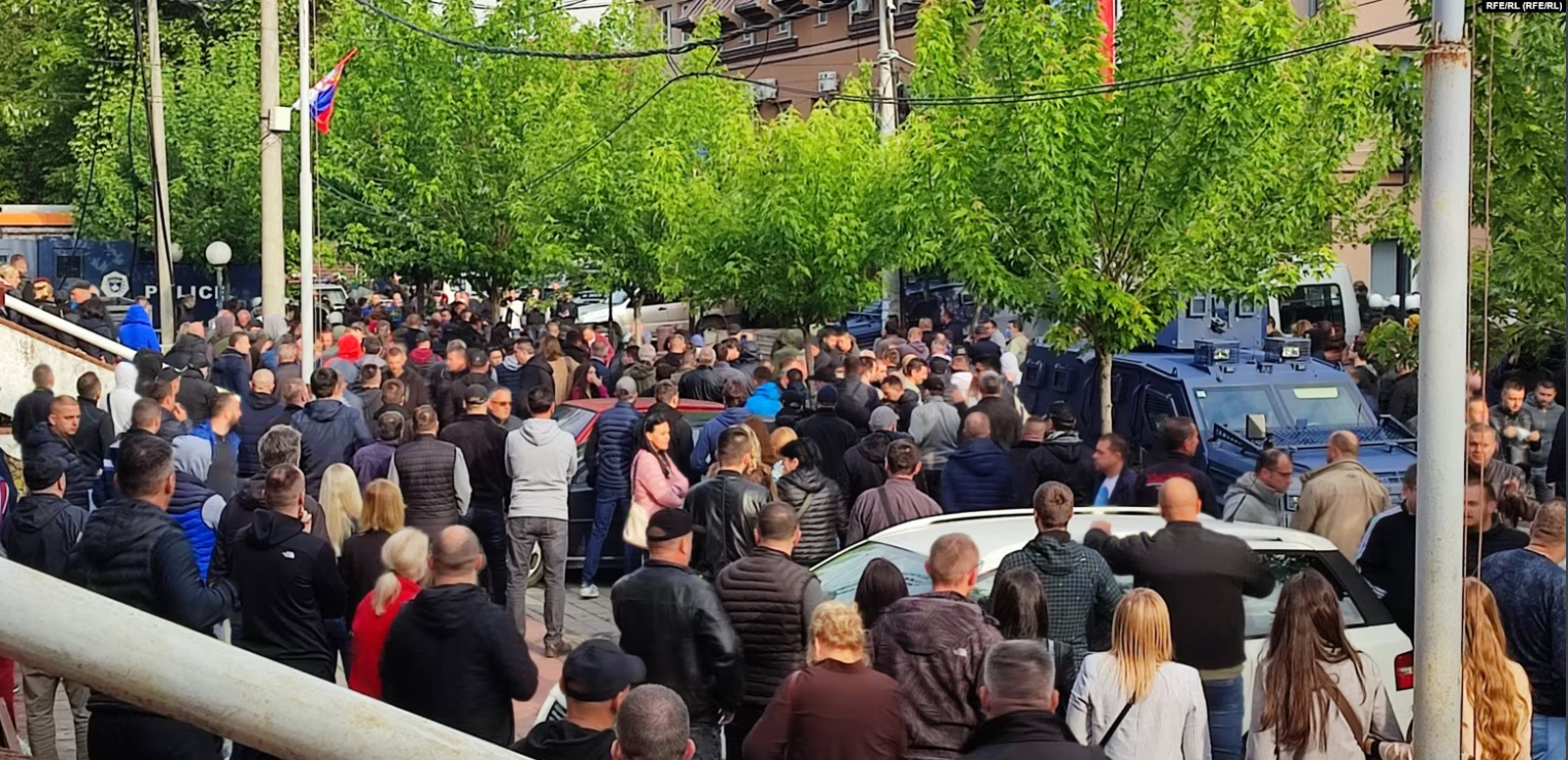      Serbët në protestë/ KFOR dhe policia rrethojnë komunat, Policia hedh gaz lotsjellës në Zveçan