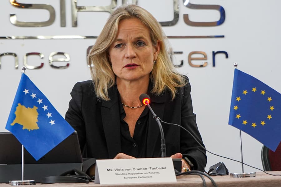 Tensionet në Veri/ Viola von Cramon: Situata të zgjidhet me dialog, qeveria e Kosovës po rrezikon shumë