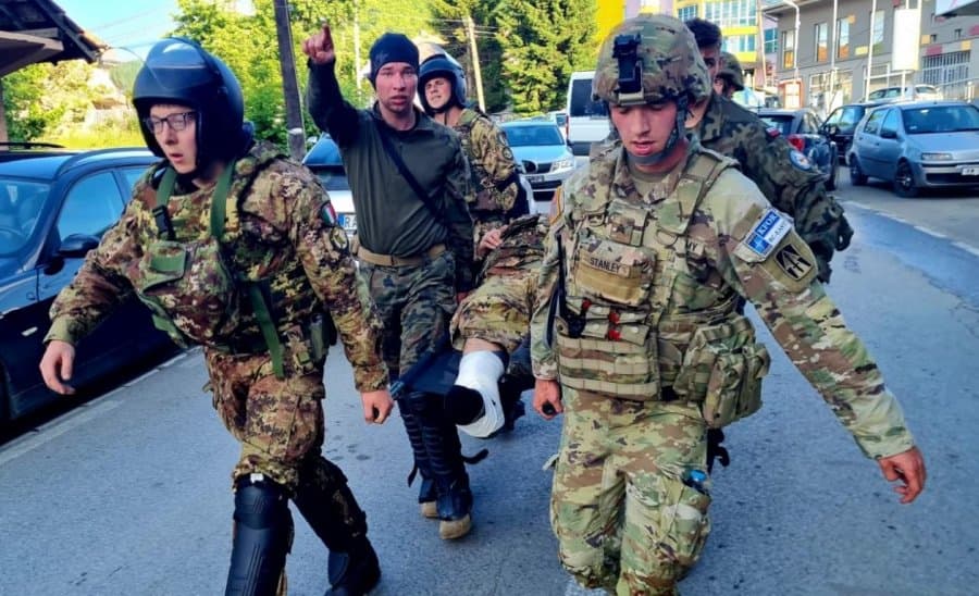 30 ushtarë të lënduar/ KFOR-i i bën thirrje Kosovës dhe Serbisë të marrin përgjegjësi për situatën në veri