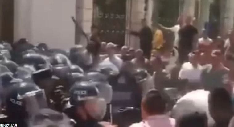 Protesta për prishjen e xhamisë, myslimanët kinezë përleshen me policinë