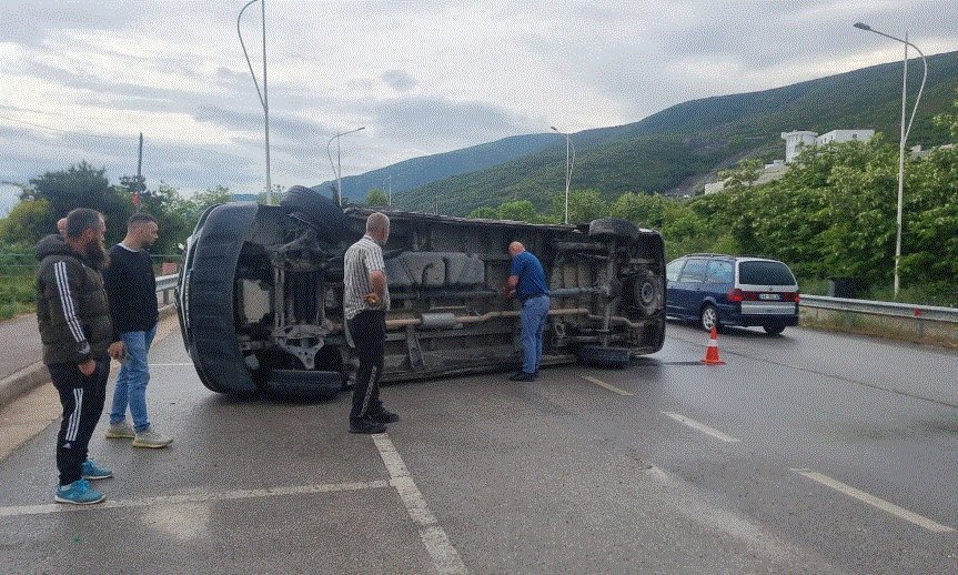 Përmbyset furgoni në aksin Pogradec-Qafë Thanë
