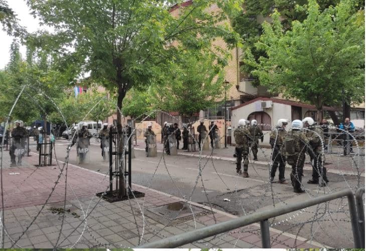    Protestuesit mblidhen në Zveçan/ KFOR vendos telat rrethorë me gjemba