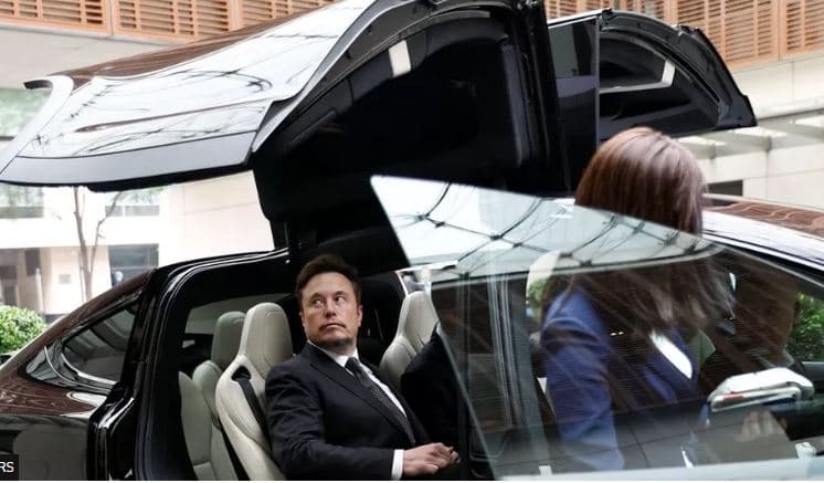 Musk viziton fabrikën e prodhimit të Tesla në Shangai pas më shumë se 3 vitesh