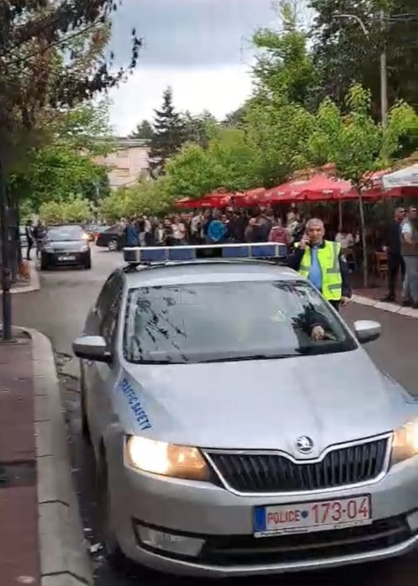 Protestuesit serbë sulmojnë Policinë e Kosovës në Zveçan