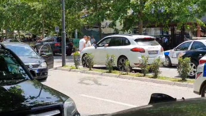 Makina përplas këmbësorin në Elbasan
