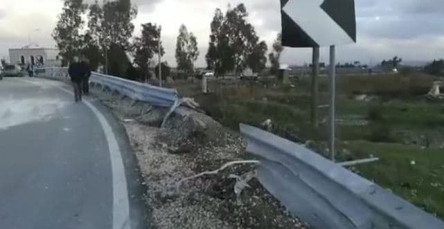 Aksident në rrethrrotullimin e Plugut, mjeti rrotulliset dhe bie në kanal