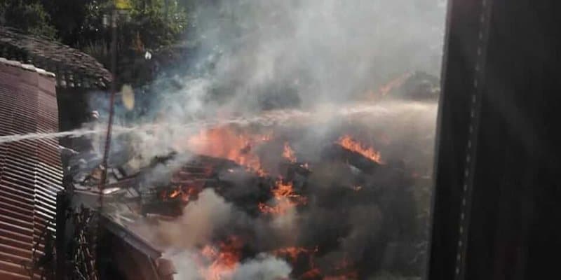 Përfshihet nga flakët banesa në Elbasan, asfiksohet një person