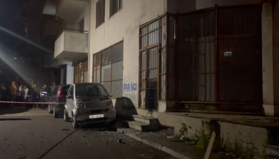 Shpërthimi në fasonerinë në Tiranë, arrestohet porositësi dhe adoleshenti që vendosi lëndën plasëse