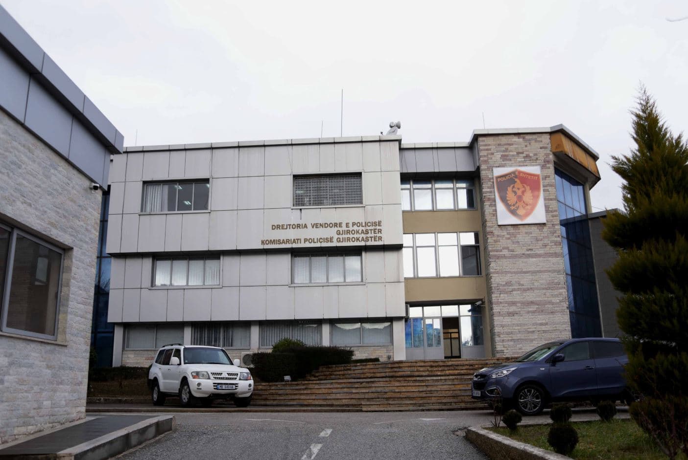 Po transportonte emigrantë të paligjshëm, arrestohet 37-vjeçari në Gjirokastër, në mjet iu gjet dhe lëndë narkotike