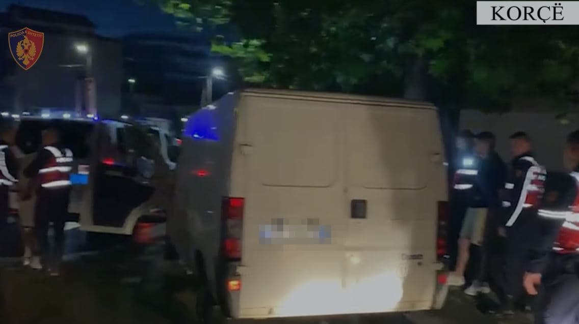 Transportonin me furgon 10 emigrantë nga vendet e treta, 2 në të arrestuar në Korçë