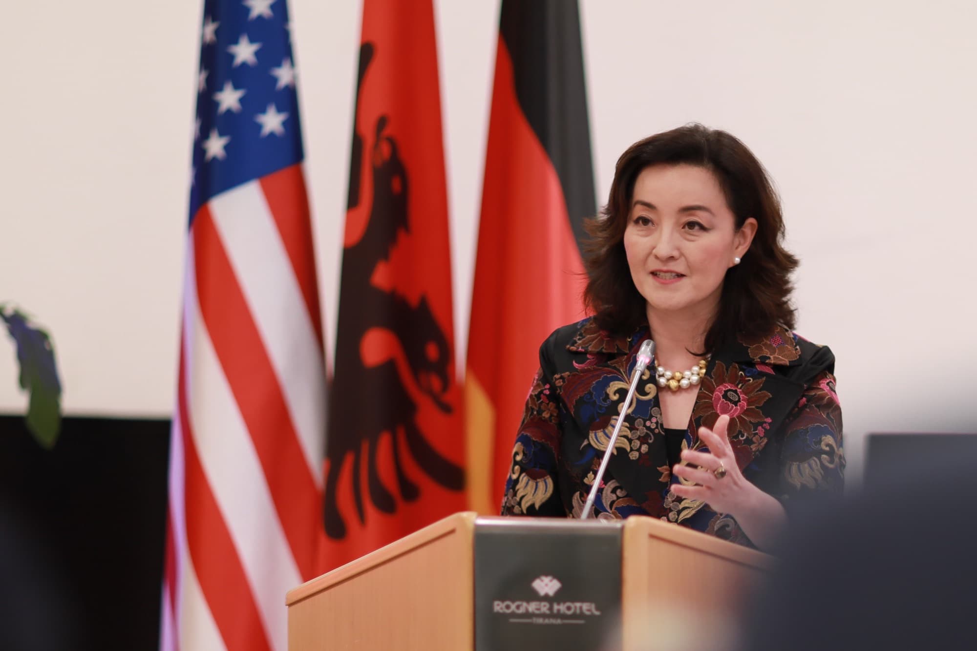 Lirimi i Tahirit, Kim: Zhgënjyese të shohësh se mënyrat e vjetra të privilegjimit, vazhdojnë për disa