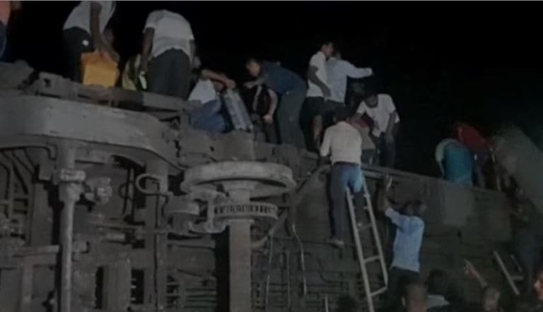 Përplasen 2 trena në Indi, të paktën 100 të plagosur