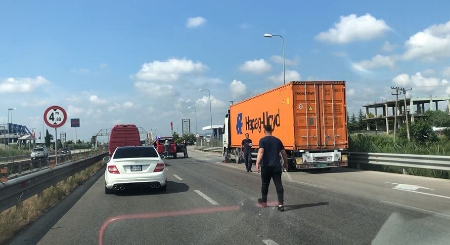 Merr flakë në ecje kamioni në autostradën Lushnje-Fier