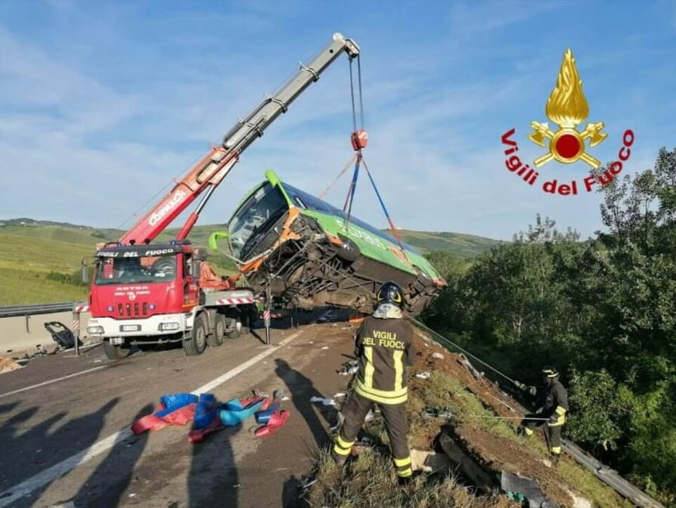 Autobusi del nga rruga në Itali, 1 i vdekur dhe 14 të plagosur