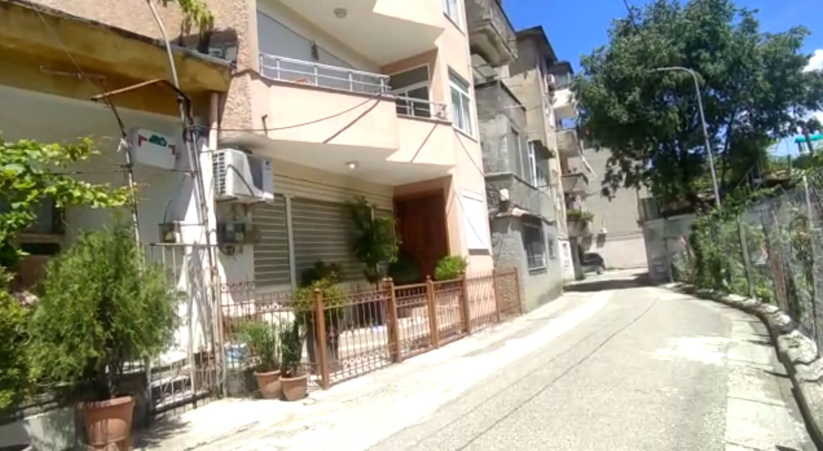 Krimi në familje në Përmet/ Djali mbyti nënën, fjalia e vetme e babait para hetuesve 