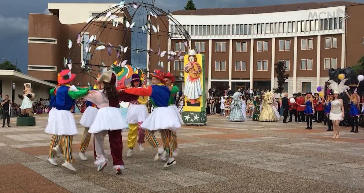 Korça çel sezonin turistik me karnavalet, marrin pjesë 30 grupe nga Shqipëria dhe Ballkani (VIDEO)