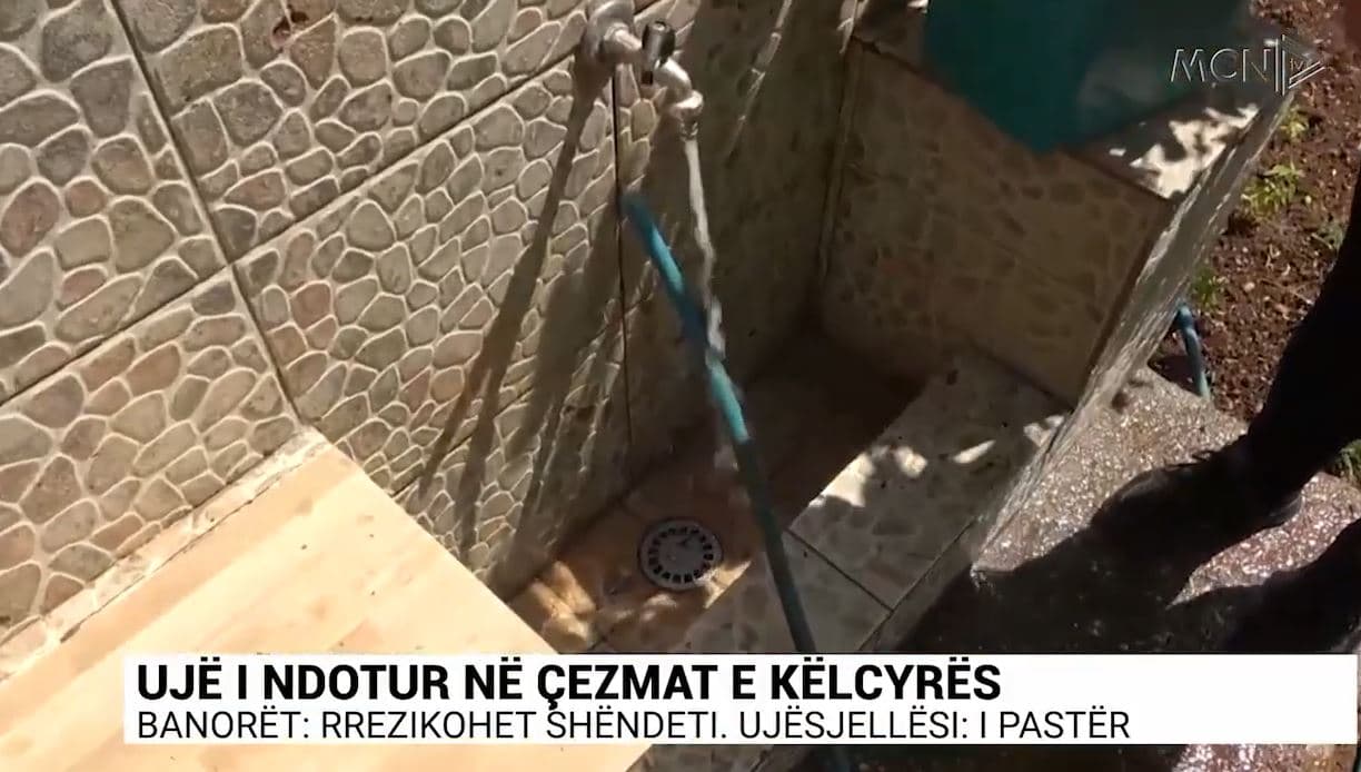 Ujë i ndotur në çezmat e Këlcyrës, banorët: Rrezikohet shëndeti. Ujësjellësi: I pastër dhe i certifikuar (VIDEO)