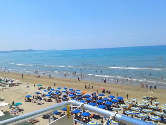Turisti polak humb jetën në dhomën e hotelit në Golem