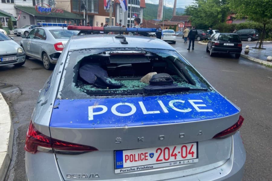 Sulmohet me gurë makina e Policisë së Kosovës