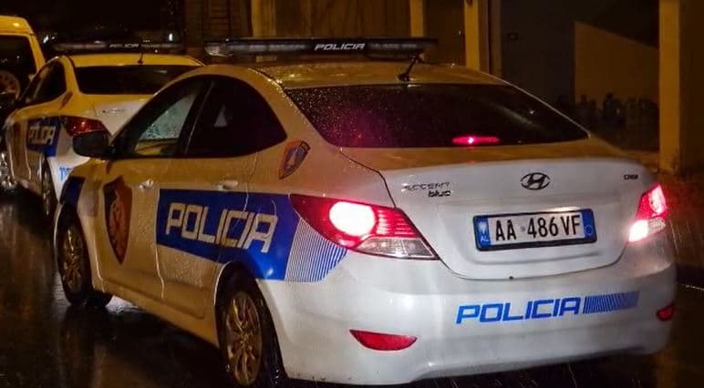 Shpërndante personelin e lokalit në banesa, një person i armatosur i del përpara dhe e kanos