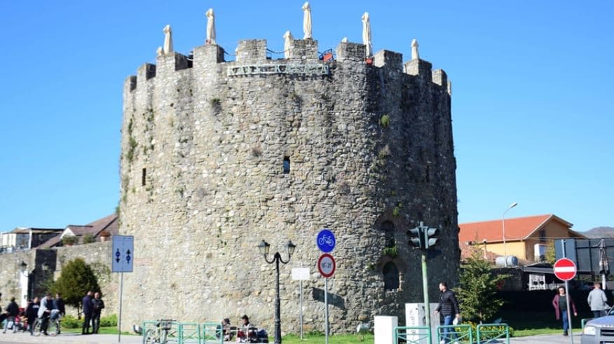 Elbasan/ Konfliktohen pronarët e dy lokaleve, plagoset njëri prej tyre