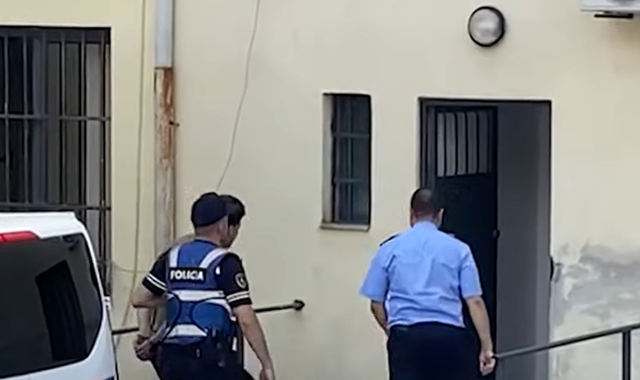 Mbyti të ëmën me plastmas/ Gjykata e Gjirokastrës lë në burg 24-vjeçarin në Përmet